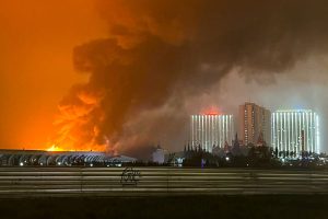 Attacco ucraino: droni colpiscono Mosca, incendio devastante in una raffineria.
