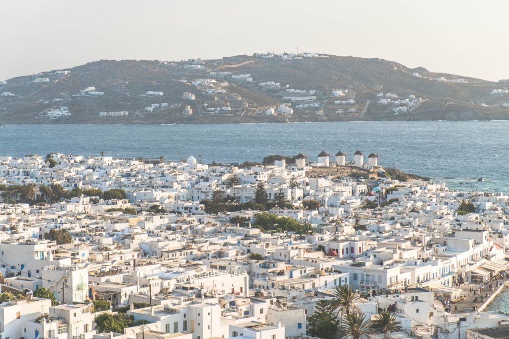 Tragedia a Mykonos: italiana di 38 anni muore in incidente durante addio al nubilato.