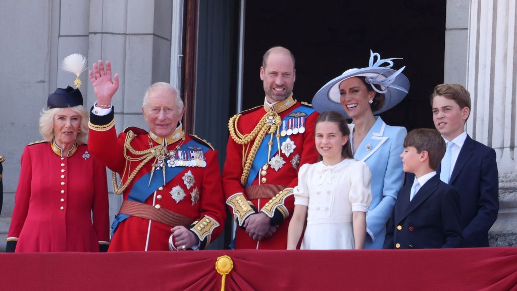 Catherine si diverte alle buffe facce di un figlio al Trooping the Colour.