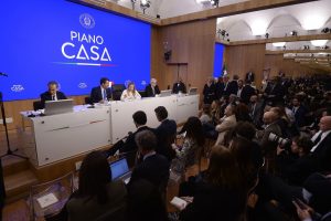 Piano Casa: Modifiche che incentivano la partecipazione degli operatori privati nel settore edilizio.