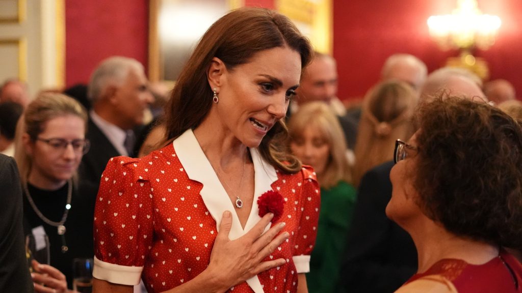 Abito rosso fragola di Kate Middleton: i pois tornano di moda per l’estate.