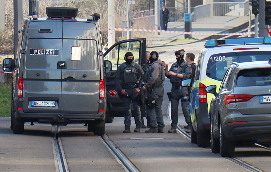 Sparatoria a Stade, Germania: cinque morti e un sospettato arrestato. Indagini in corso.