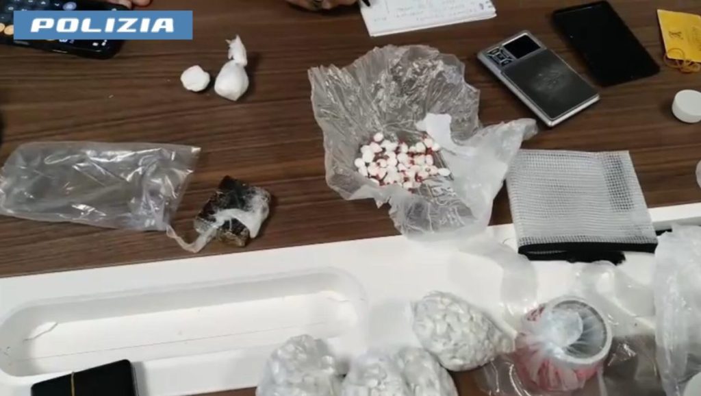 Scoperta droga nel comignolo: un pusher arrestato a Ostia con tecnica ingegnosa.