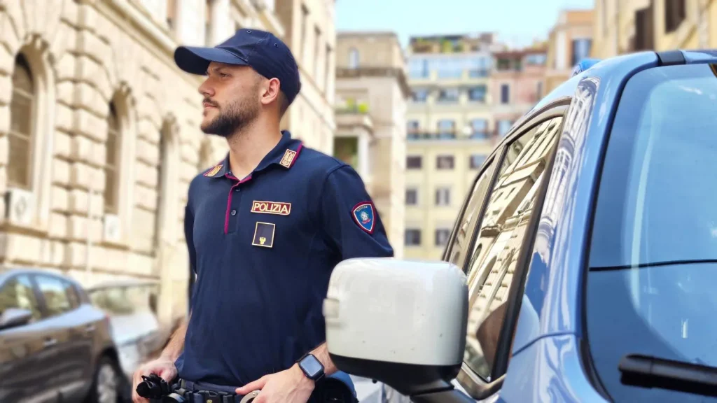 Maratona telefonica di 12 ore: due arresti a Roma per truffa a un anziano