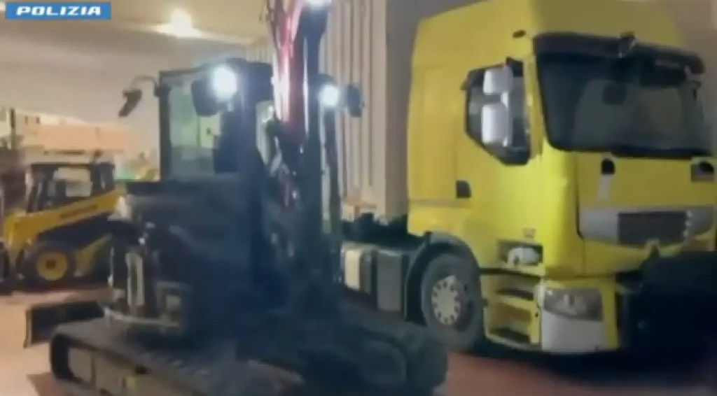 Smantellata associazione criminale per traffico illecito di mezzi da cantiere in porti italiani.