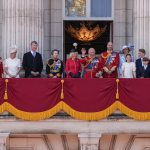 Scivolone in balcone: il royal consulta il telefono alla cerimonia, la regina sarebbe infuriata.