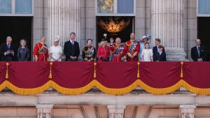 Scivolone in balcone: il royal consulta il telefono alla cerimonia, la regina sarebbe infuriata.