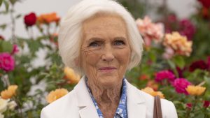 Mary Berry’s chic wide-leg jeans and short-sleeve knit: perfect for unpredictable British summer.