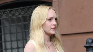 Lindsay Lohan sfoggia DeMellier: la borsa in tendenza per questo autunno.