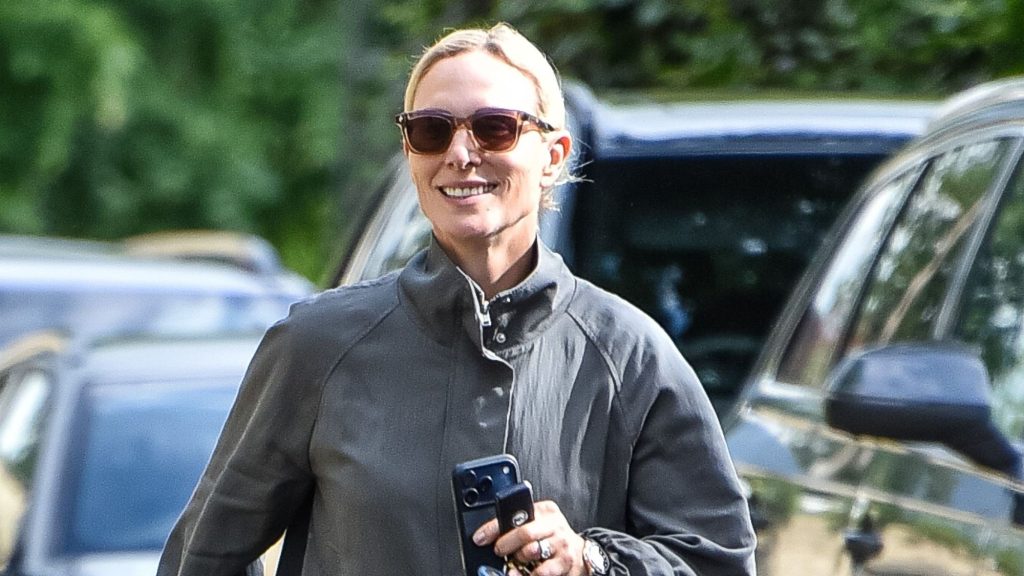 Zara Tindall con jeans blu e scarpe Adidas: comfort ideale per il clima imprevedibile.