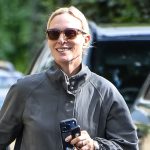 Zara Tindall con jeans blu e scarpe Adidas: comfort ideale per il clima imprevedibile.