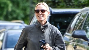 Zara Tindall con jeans blu e scarpe Adidas: comfort ideale per il clima imprevedibile.
