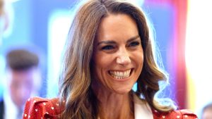 Kate Middleton: il messaggio nascosto del suo abito rosso al ricevimento per la ricerca sul cancro.