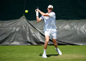 Sinner debutta a Wimbledon, attesa per Serena e Alcaraz pronto al rientro.