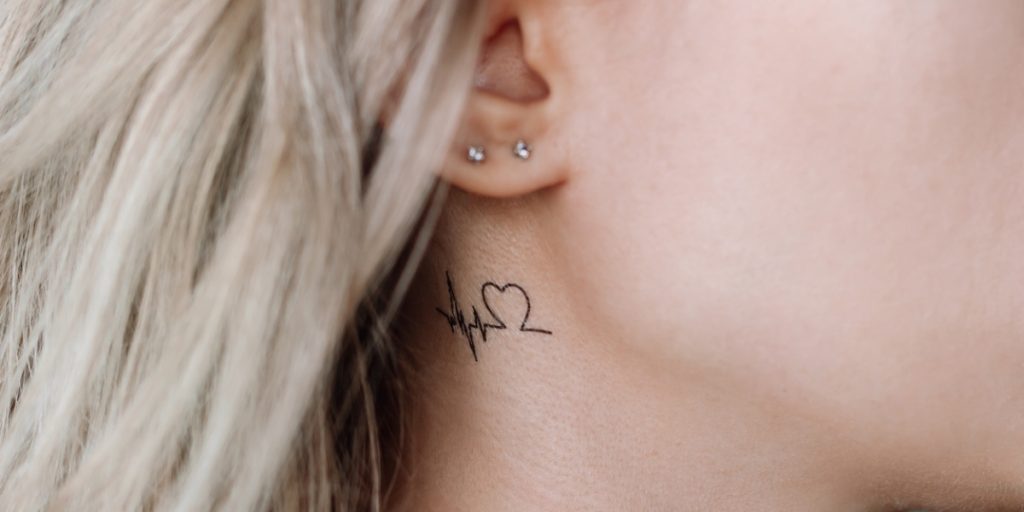 Tatuaggi fine line: eleganza e minimalismo in inchiostro sottile per ogni stile personale.