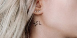 Tatuaggi fine line: eleganza e minimalismo in inchiostro sottile per ogni stile personale.