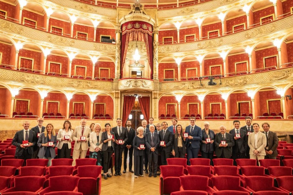 Maria Callas celebrata al Teatro Massimo di Palermo con medaglia commemorativa esclusiva.