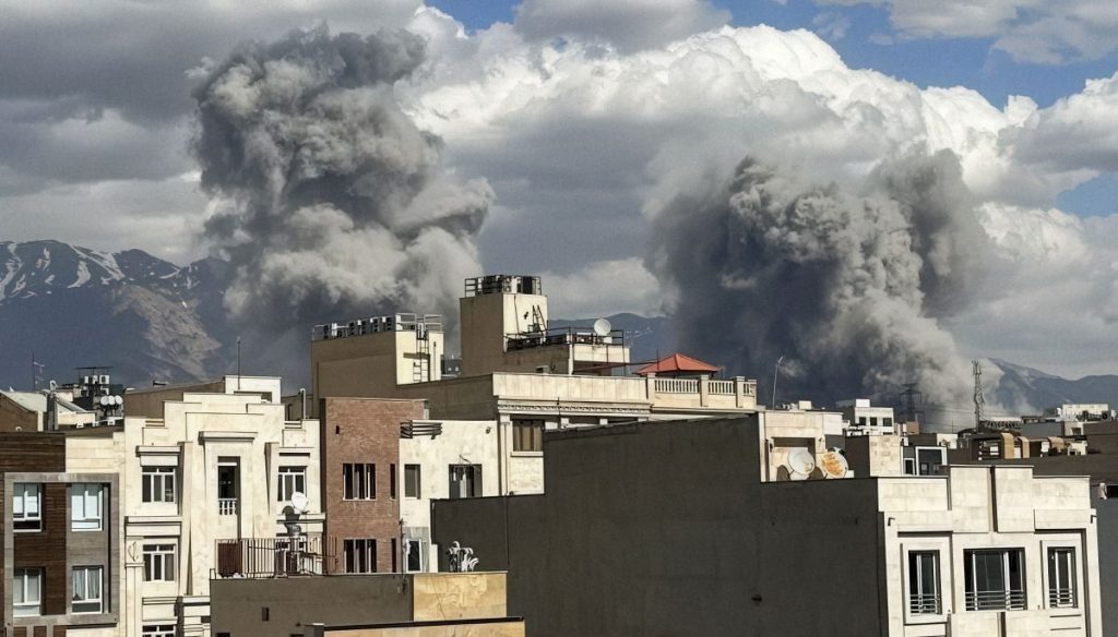 U.S. lancia nuovi attacchi in Iran, Teheran avverte: “Pronti a chiudere lo Stretto di Hormuz”.