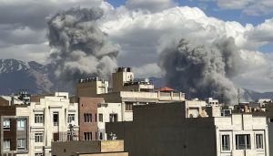 U.S. lancia nuovi attacchi in Iran, Teheran avverte: “Pronti a chiudere lo Stretto di Hormuz”.