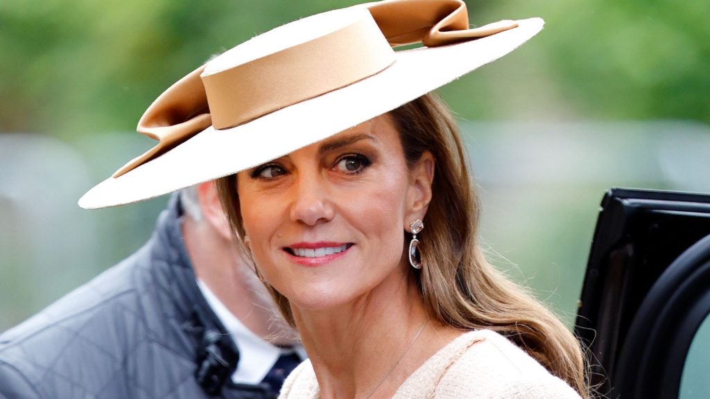 Il sorprendente drink di Kate Middleton durante il viaggio prima del matrimonio di Peter Phillips.
