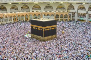 Caldo estremo a La Mecca mette a rischio milioni di pellegrini durante il Hajj.