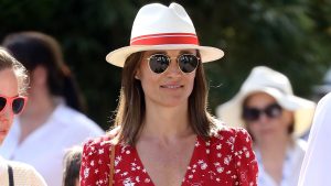 Pippa Middleton: le comode wedge rosse melograno, perfette per le calde giornate estive.