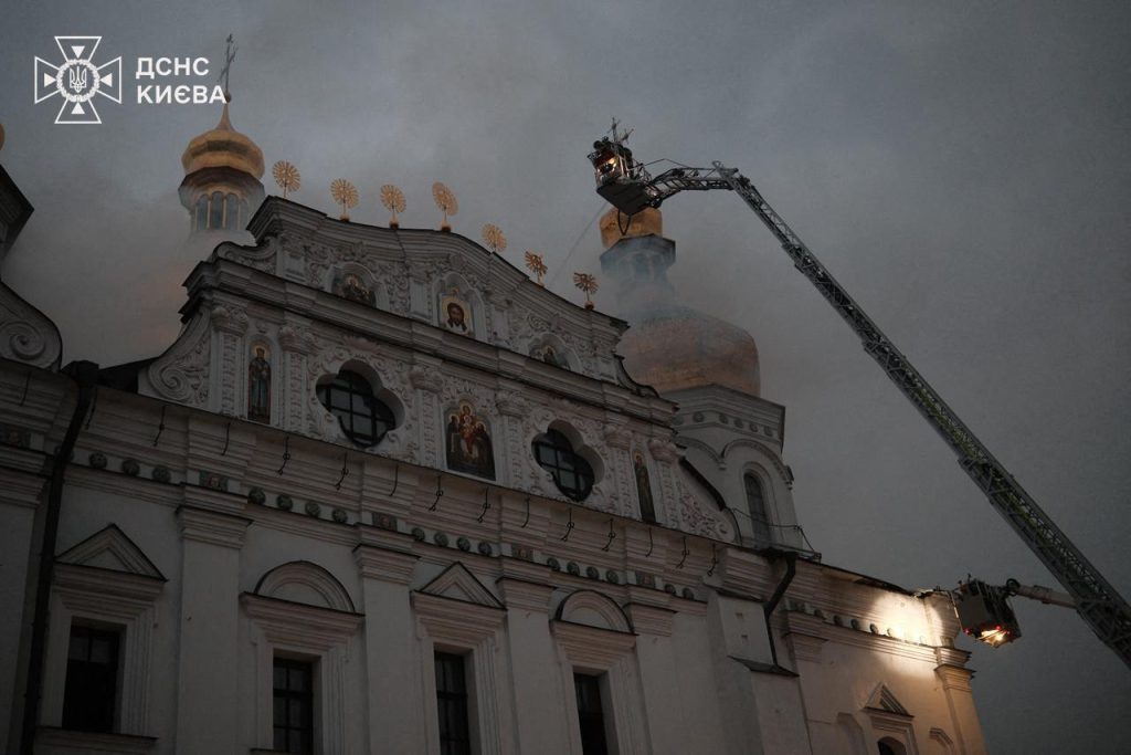 Ucraina: incendiata la Cattedrale della Dormizione durante attacchi russi a Kiev e Kharkiv.