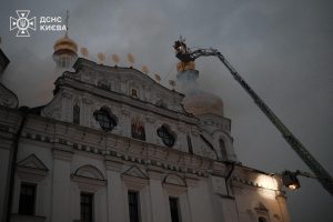Ucraina: incendiata la Cattedrale della Dormizione durante attacchi russi a Kiev e Kharkiv.