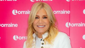 Michelle Collins reinventa i jeans a vita bassa e giacche militari per il 2026
