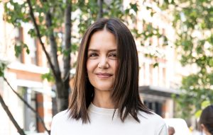 Katie Holmes: jeans dritti e pumps Chanel, ma ho trovato eleganti flats a soli £23.