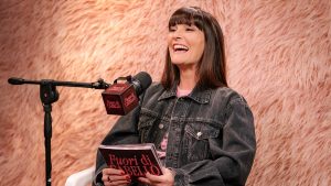 Victoria Cabello torna con Fuori di Cabello 2: Borghi, Arisa, Travaglio e Sabrina Salerno