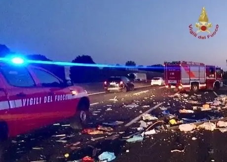 Incidente sull’A1: camper e camion si scontrano, sei feriti tra cui un neonato.