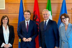 Gallo incontra il ministro albanese Ferit Hoxha per rafforzare le relazioni europee.
