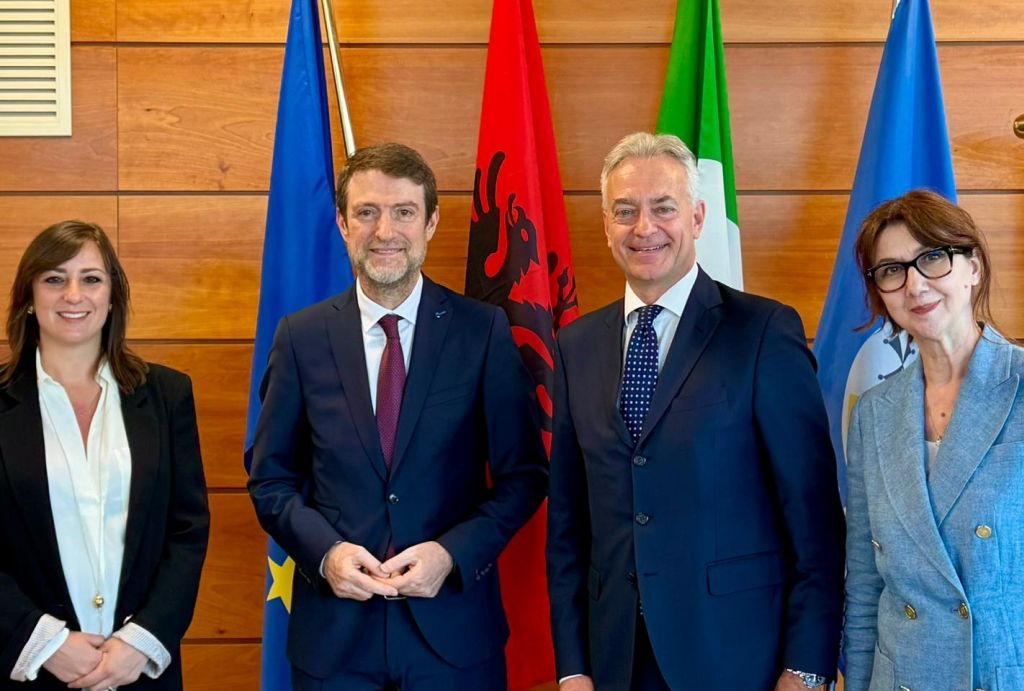 Gallo incontra il ministro albanese Ferit Hoxha per rafforzare le relazioni europee.