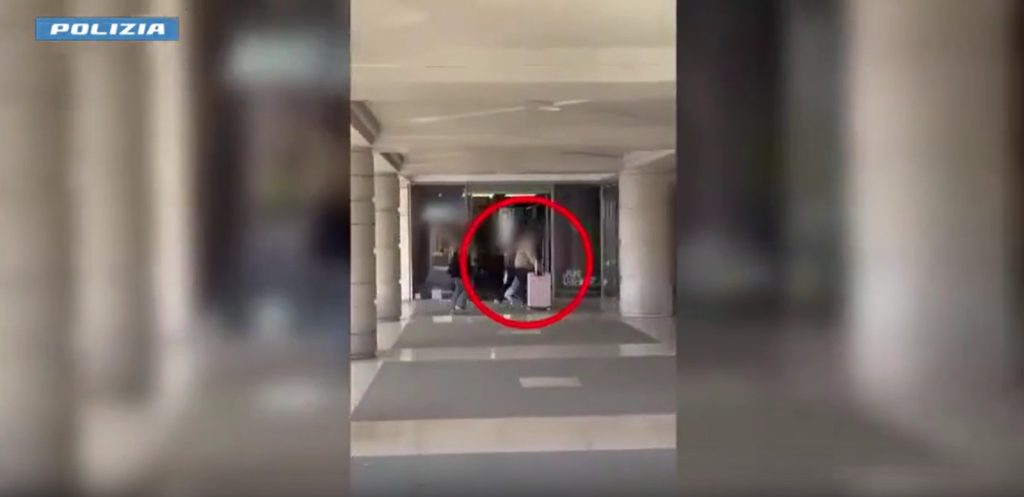 Arrestati tre portieri abusivi a Venezia per estorsioni e rapine ai turisti. Video esclusivo.