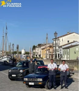 Fiamme Gialle sfoggiano due storiche auto alla Mille Miglia: un tuffo nel passato.