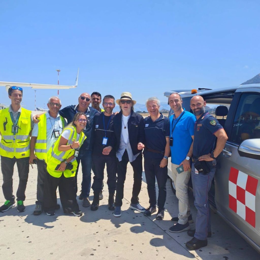Paul McCartney arriva a Palermo, foto esclusiva con il personale dell’aeroporto