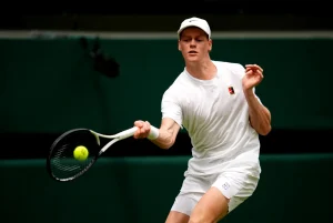 Sinner trionfa al primo turno di Wimbledon, rimontando Kecmanovic al quinto set; Darderi e Cocciaretto eliminati.
