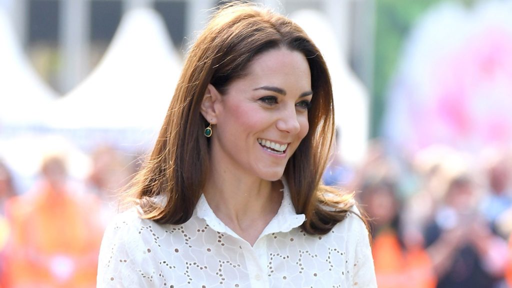Scarpe estive: Kate Middleton dimostra eleganza con comode scarpe in tela e pantaloni corti.