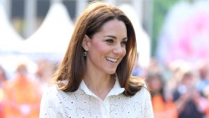 Scarpe estive: Kate Middleton dimostra eleganza con comode scarpe in tela e pantaloni corti.