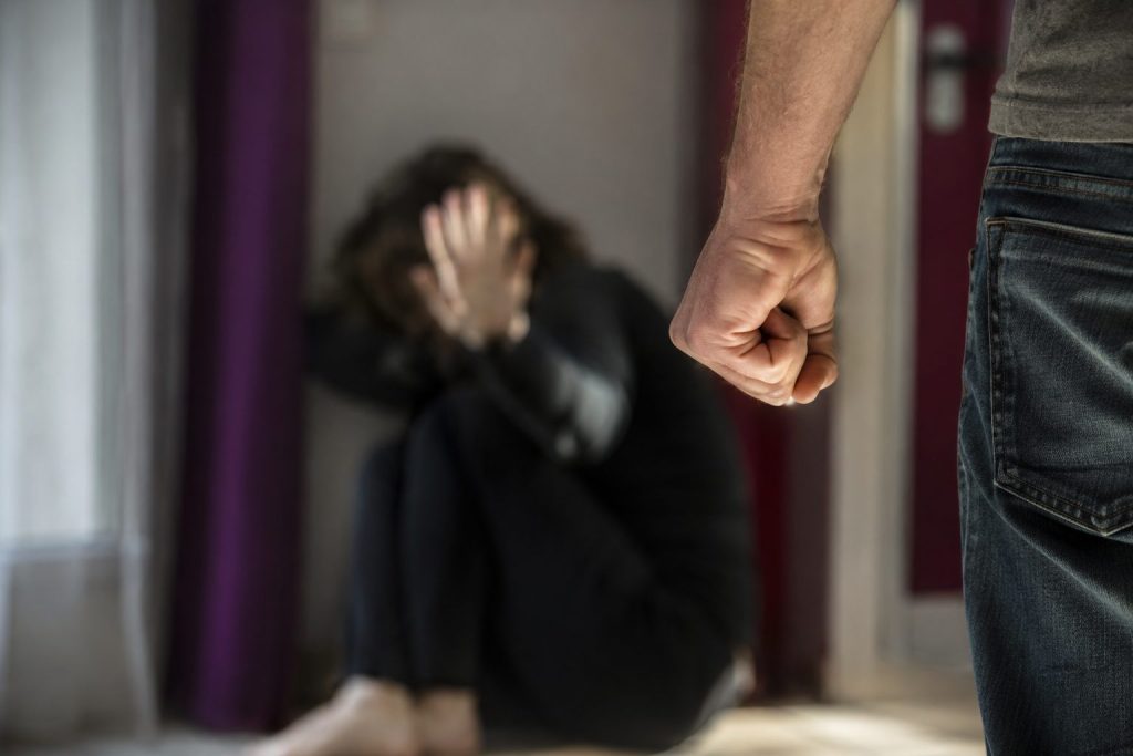 Uomo di 50 anni arrestato ad Alghero per maltrattamenti e sequestro della moglie.