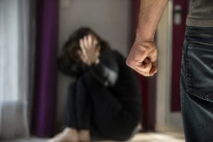Uomo di 50 anni arrestato ad Alghero per maltrattamenti e sequestro della moglie.