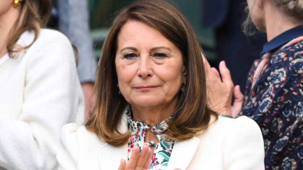 La giacca estiva di Carole Middleton: un capo intramontabile per pioggia e sole.