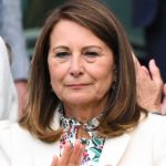 La giacca estiva di Carole Middleton: un capo intramontabile per pioggia e sole.