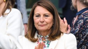La giacca estiva di Carole Middleton: un capo intramontabile per pioggia e sole.