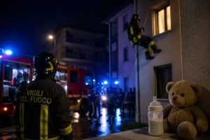 Neonata salvata dopo ore di pianto accanto alla nonna morta a Mantova.