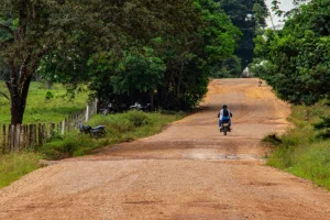 Violenza e esilio: la guerra colpisce i popoli indigeni Jiw e Nukak dell’Amazzonia colombiana.