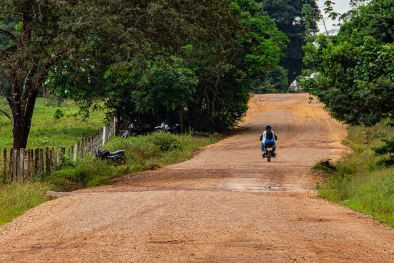 Violenza e esilio: la guerra colpisce i popoli indigeni Jiw e Nukak dell’Amazzonia colombiana.