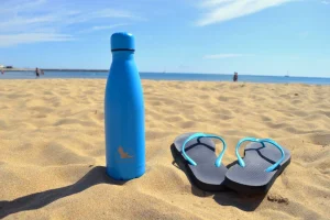 Come ridurre la plastica in estate: alternative sostenibili per spiaggia, viaggi