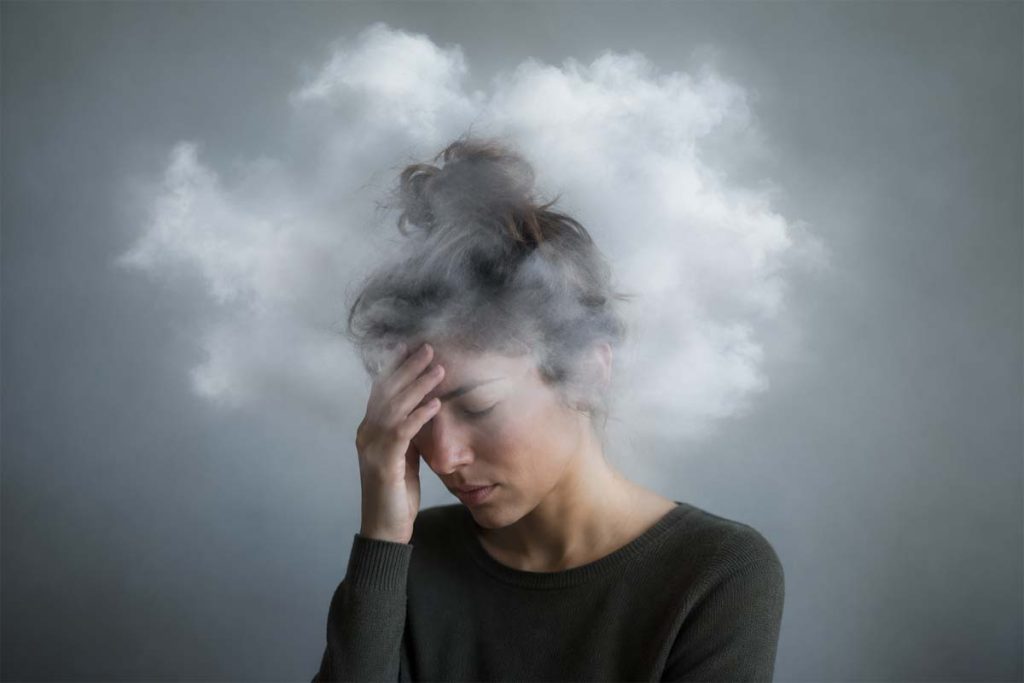 Fatica mentale da iperconnessione: l’aumento del brain fog nell’era digitale.